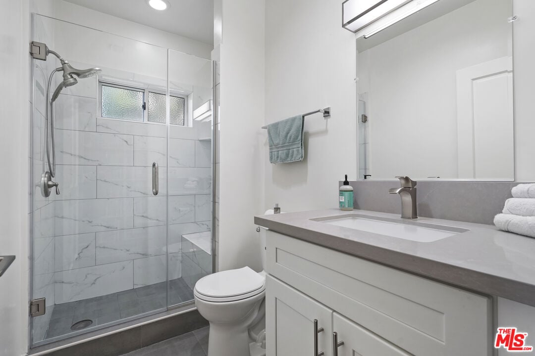 Solaris Manor, N Knoll Dr, 90068