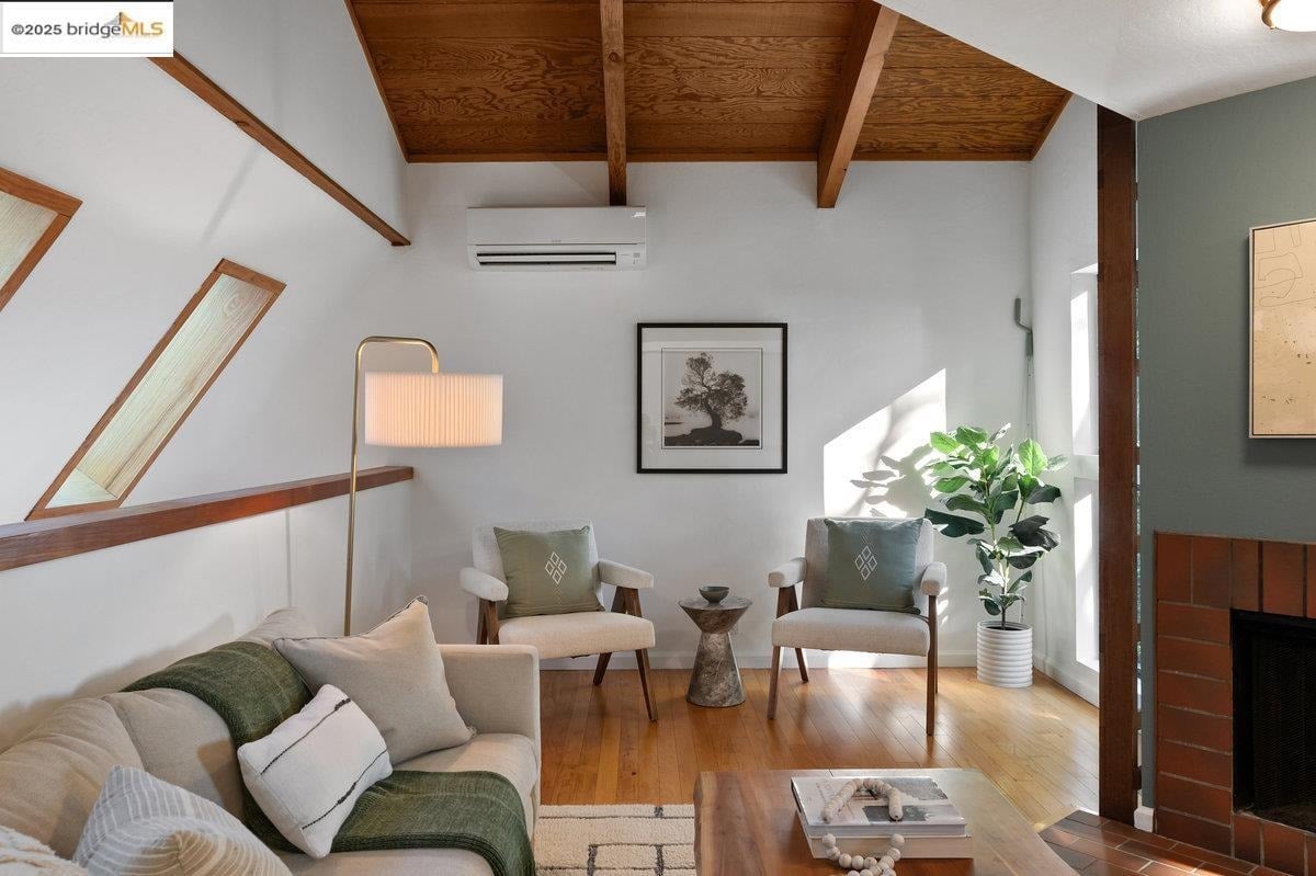 2112 Manzanita Dr