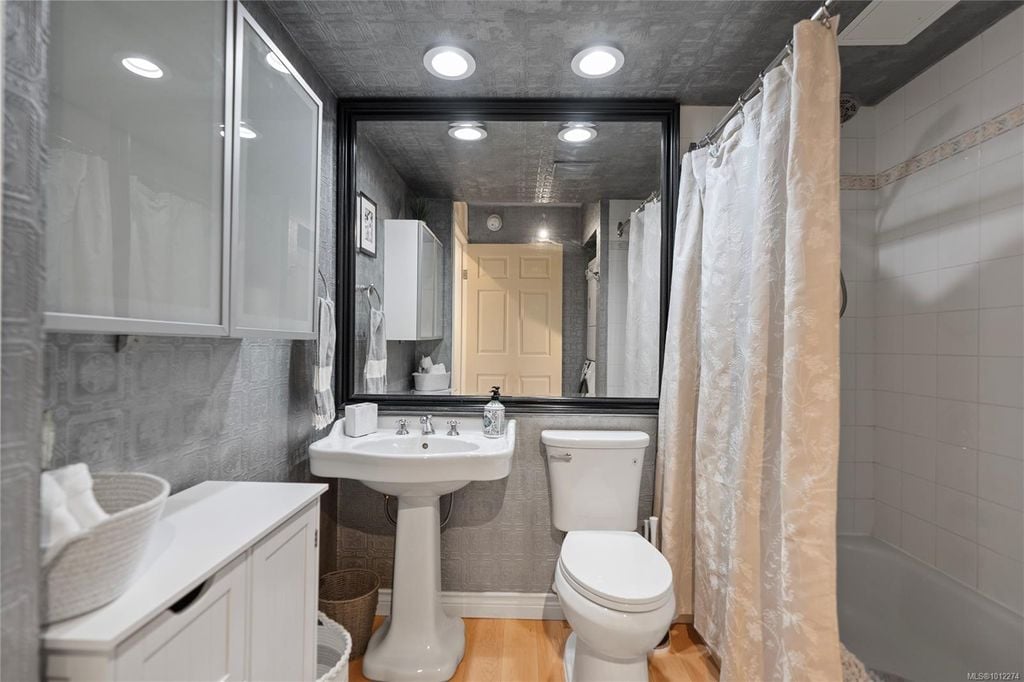 835 View St, #910