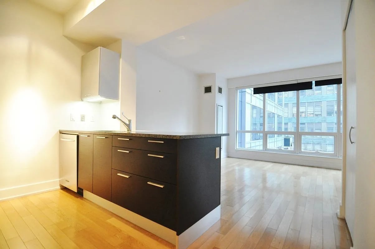 350 West 42nd St, #8I