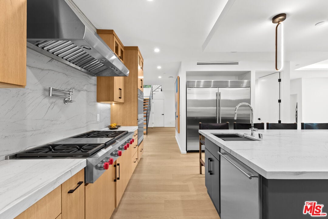 Castle Heights Pl, 90034