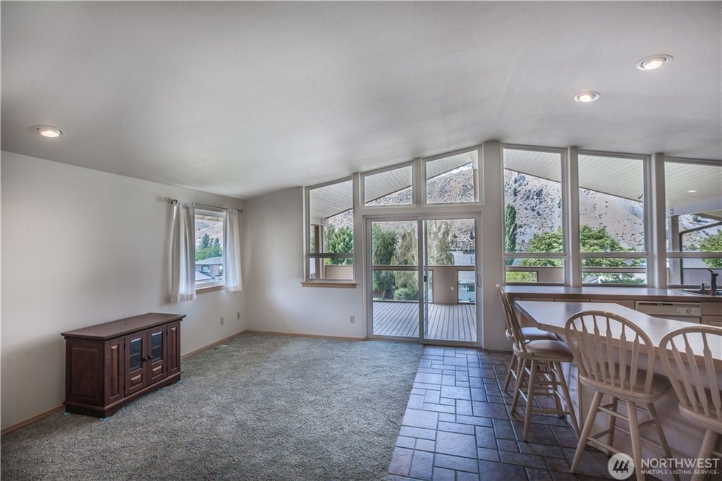 260 Lakefront Dr