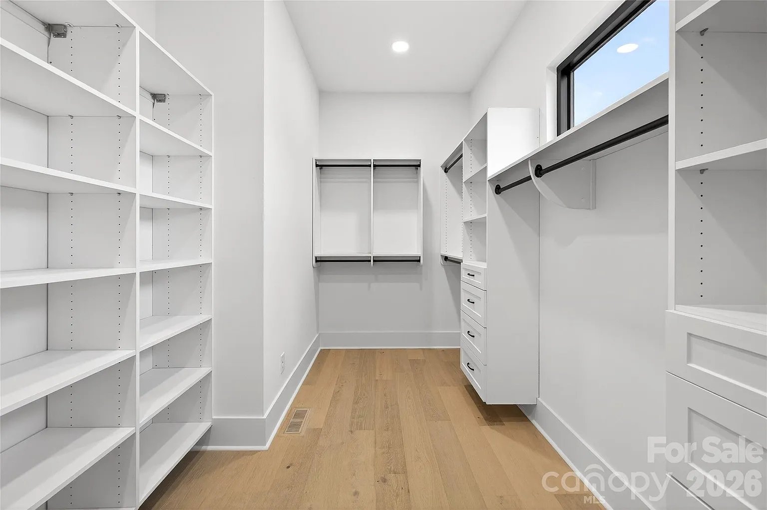 1209 Meadowood Ln
