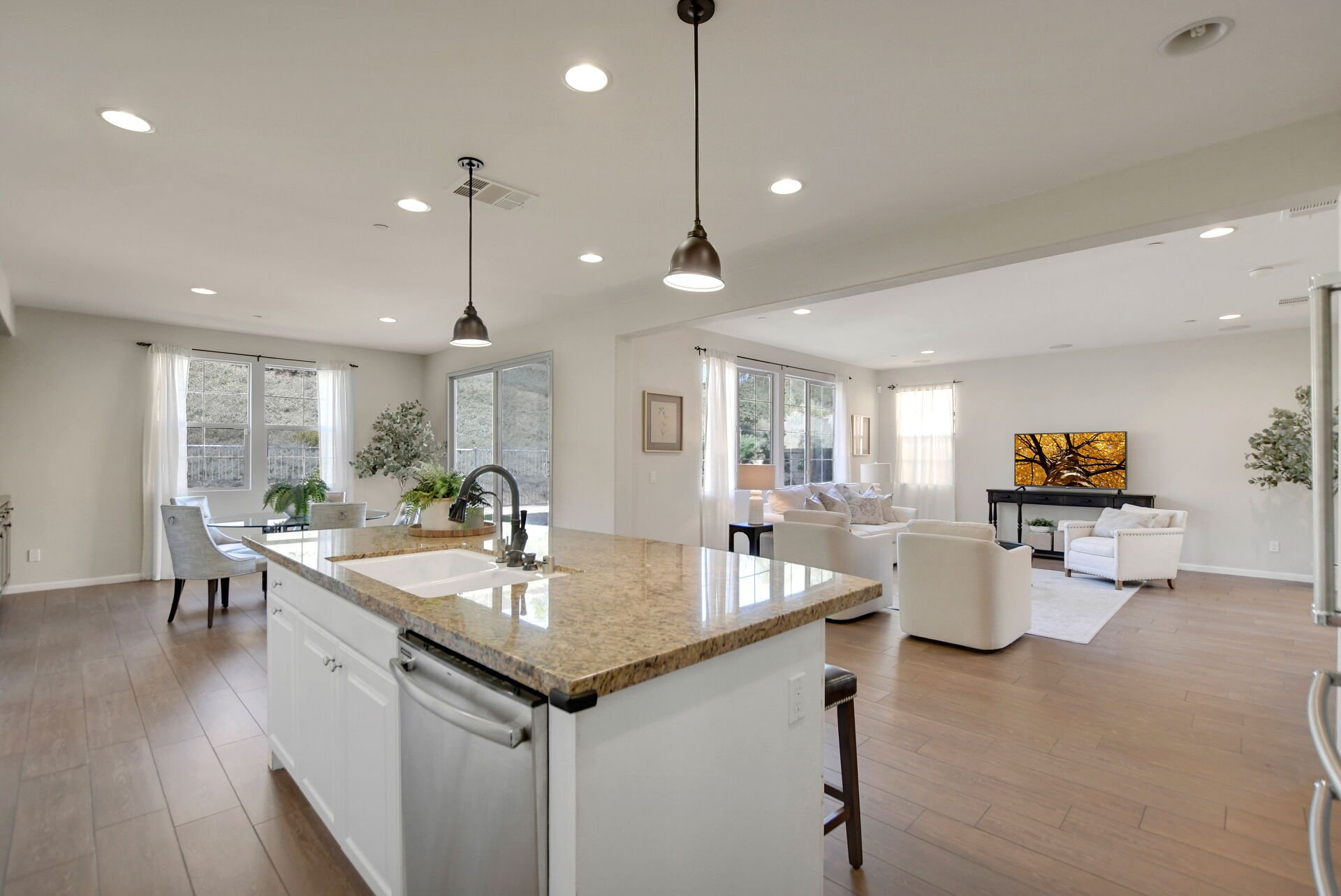 885 E Manresa
