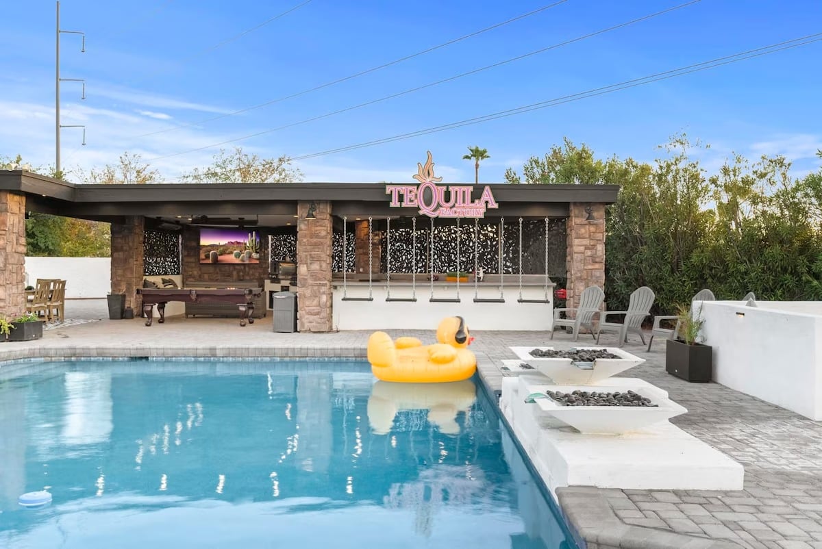 Phoenix Luxury! Pickleball | Free Heated Pool | Hot Tub
