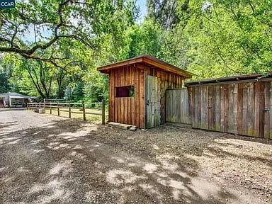 4009A Redwood Rd