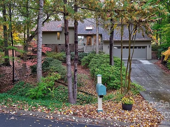 2 Lake Ridge Rd