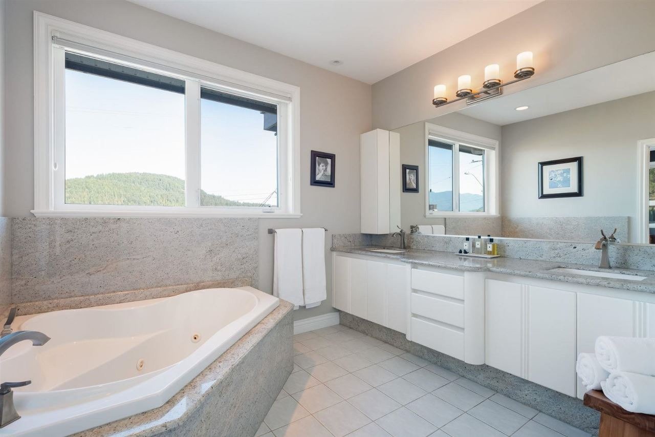 386 Beachview Dr