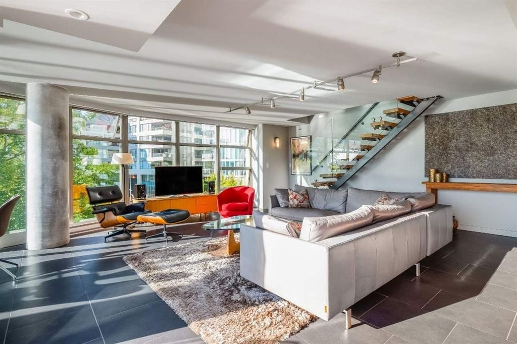 990 Beach Ave, #310