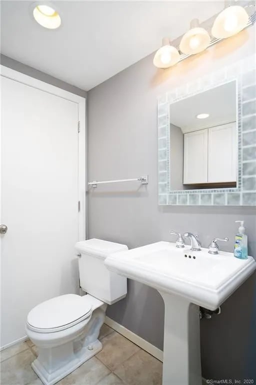 28 Surrey Dr, Norwalk