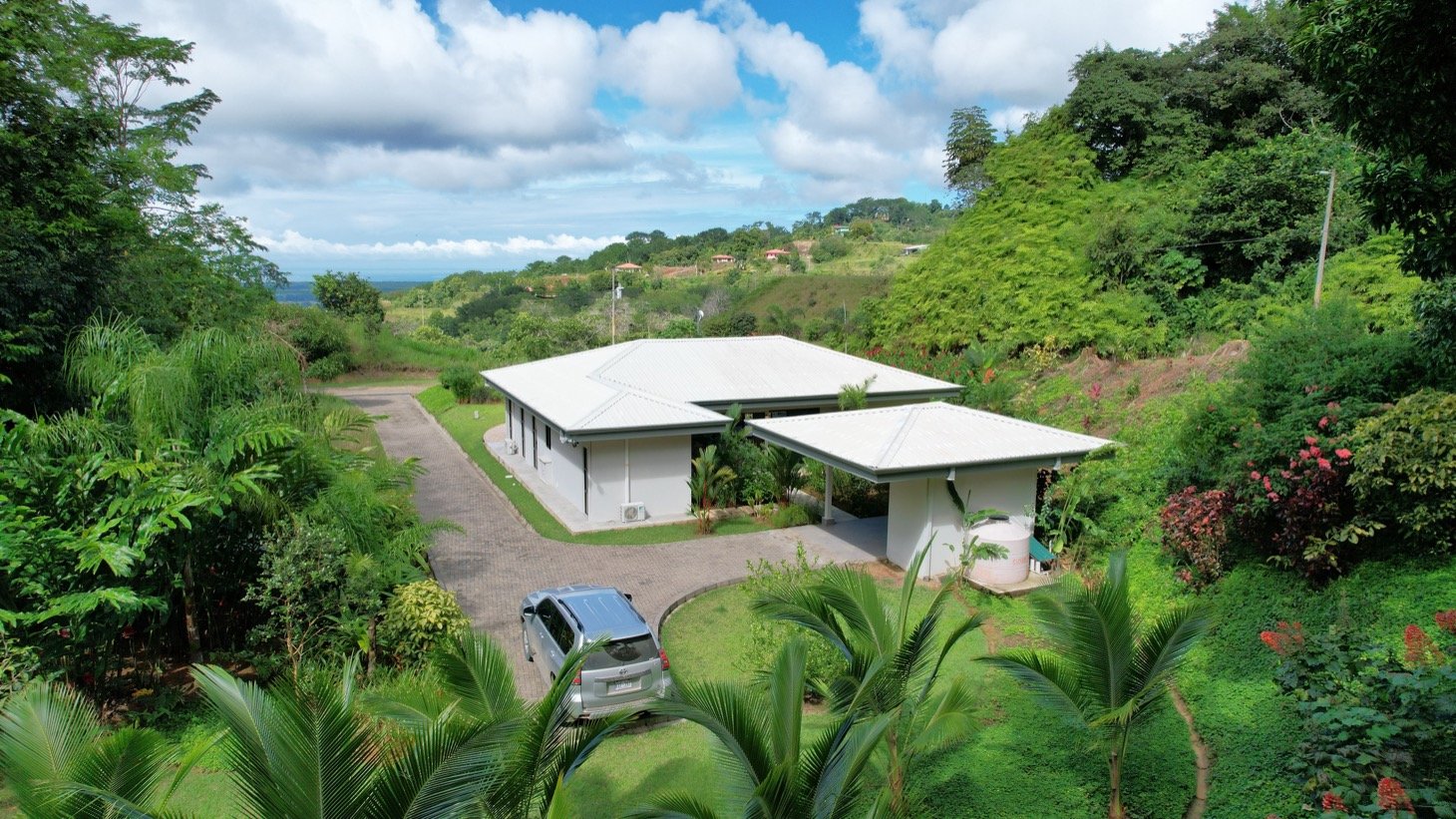 Tropical Turnkey Retreat in Gated Community