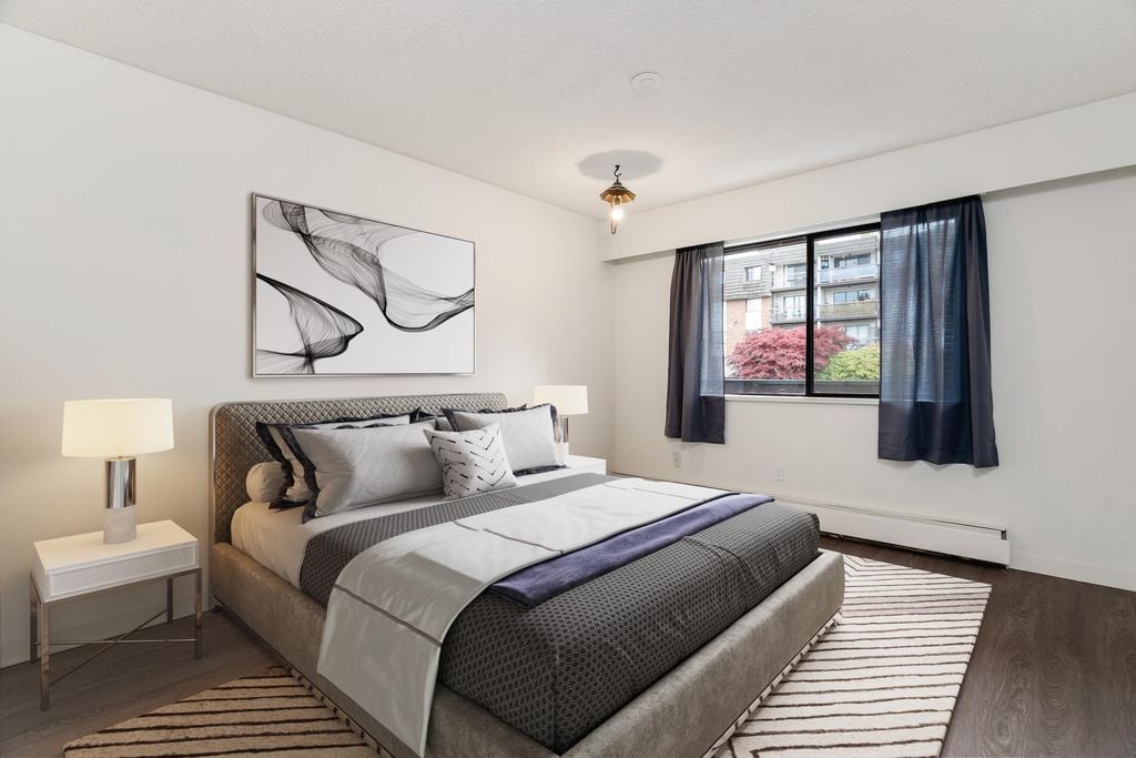 341 W 3rd St, #203