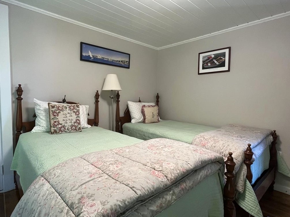 72 Hines Point