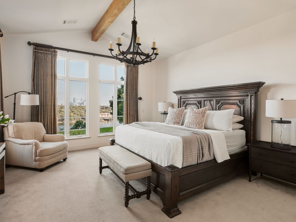 Lakeshore Horizon: Waterfront Villa with Lake & City Views