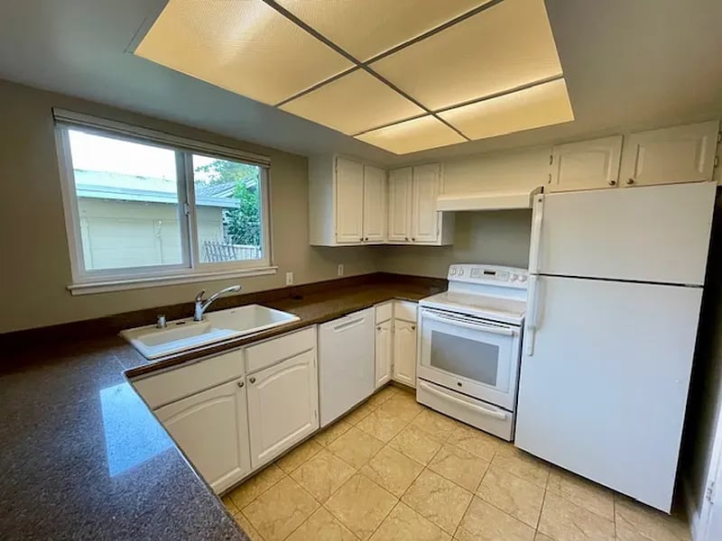  2 Comstock Queen Ct