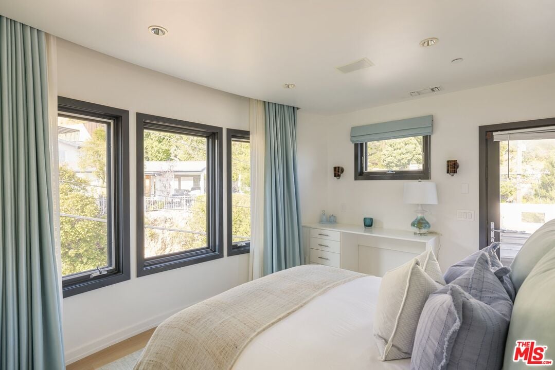 Aria Manor, Sunset Plaza Dr, 90069