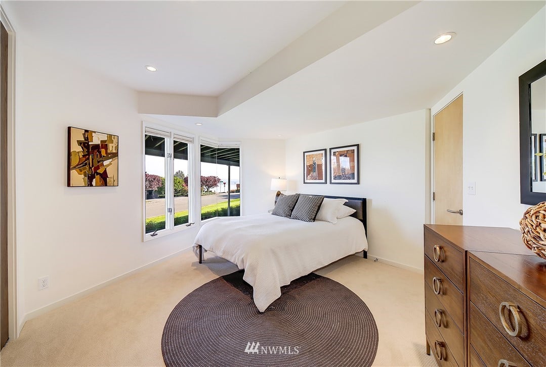 8631 Inverness Dr, NE