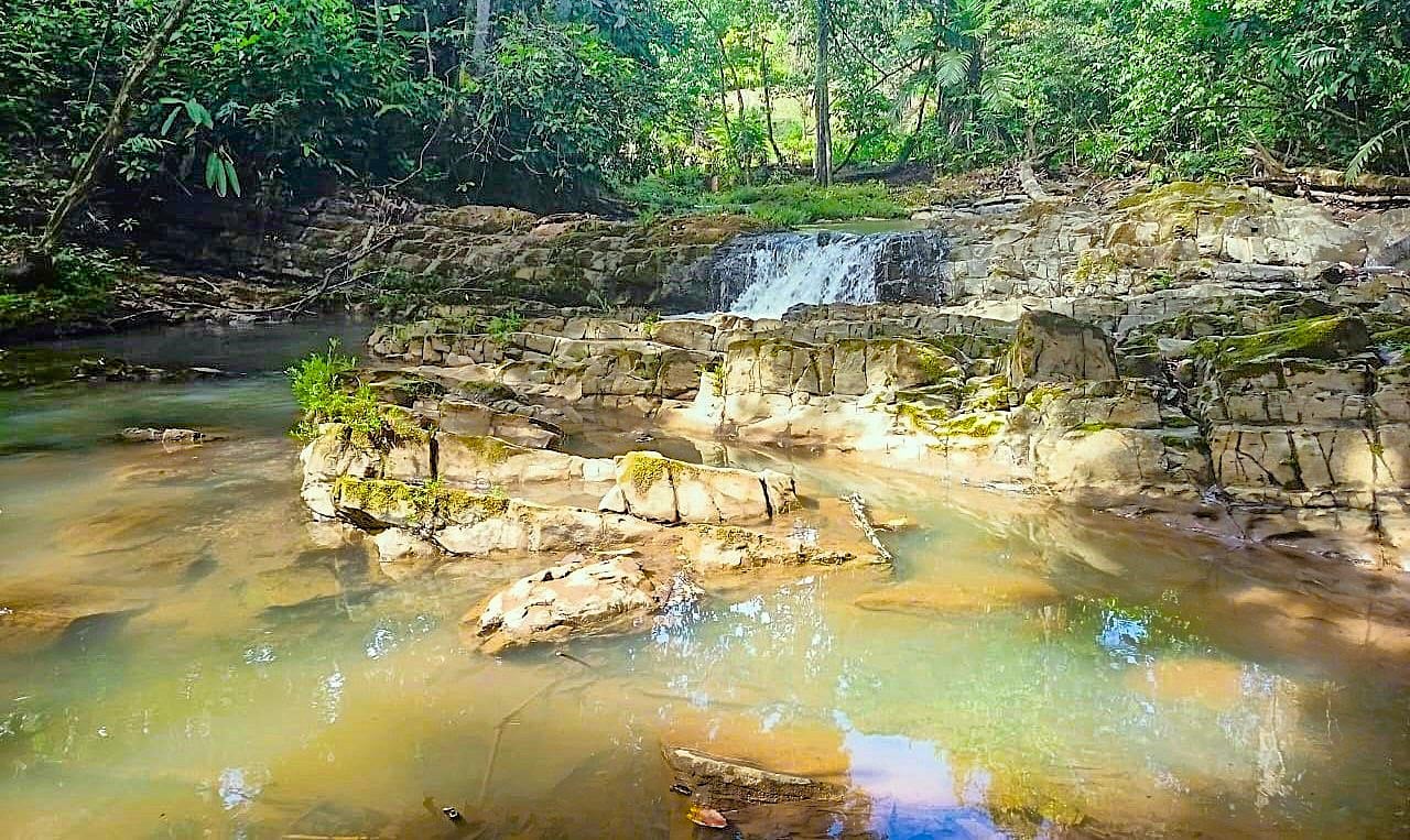 Charming 2-Bedroom Home in Ojochal, right off Finca Marañon, with stunning jungle & mountains views.