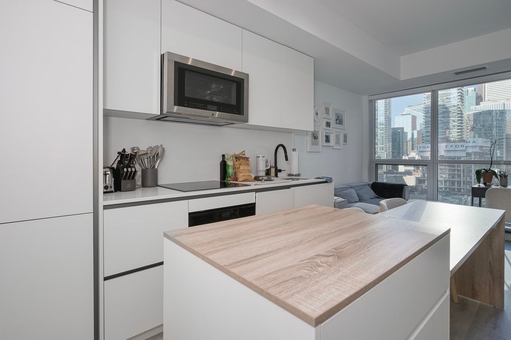 327 King Street W 1408