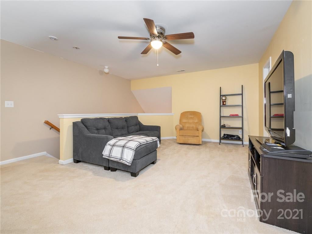 273 Notable Ln