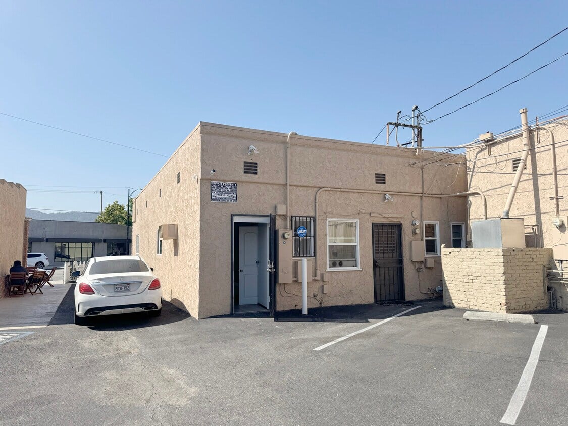 2225-2227 W Olive Ave