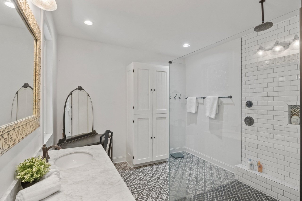 200 W Roanoke Park Dr