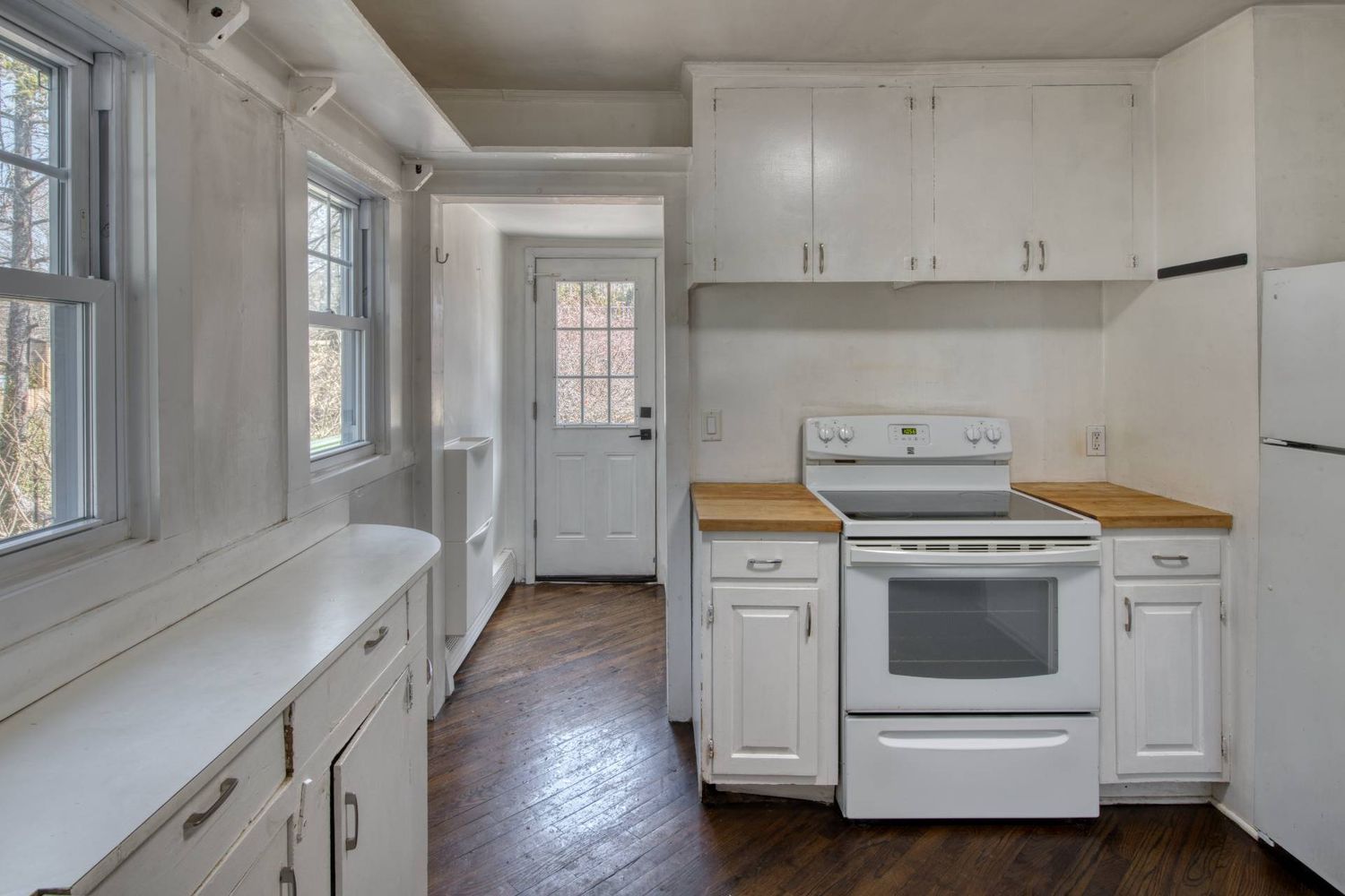 Charming Southampton Cottage Near Little Fresh Pond
