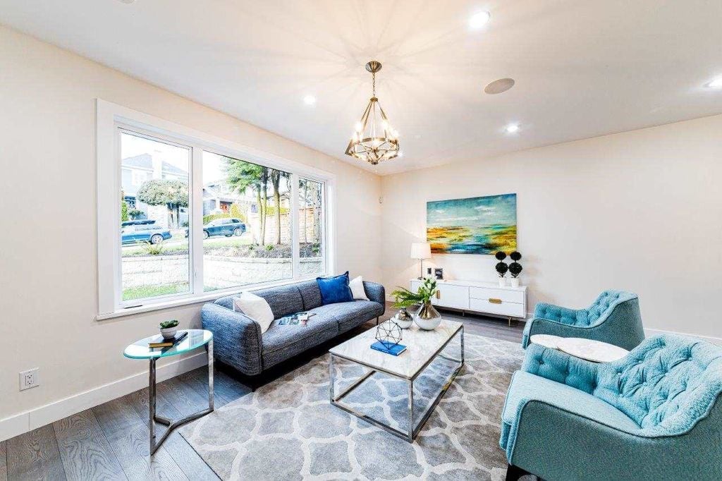 339 W 26th St