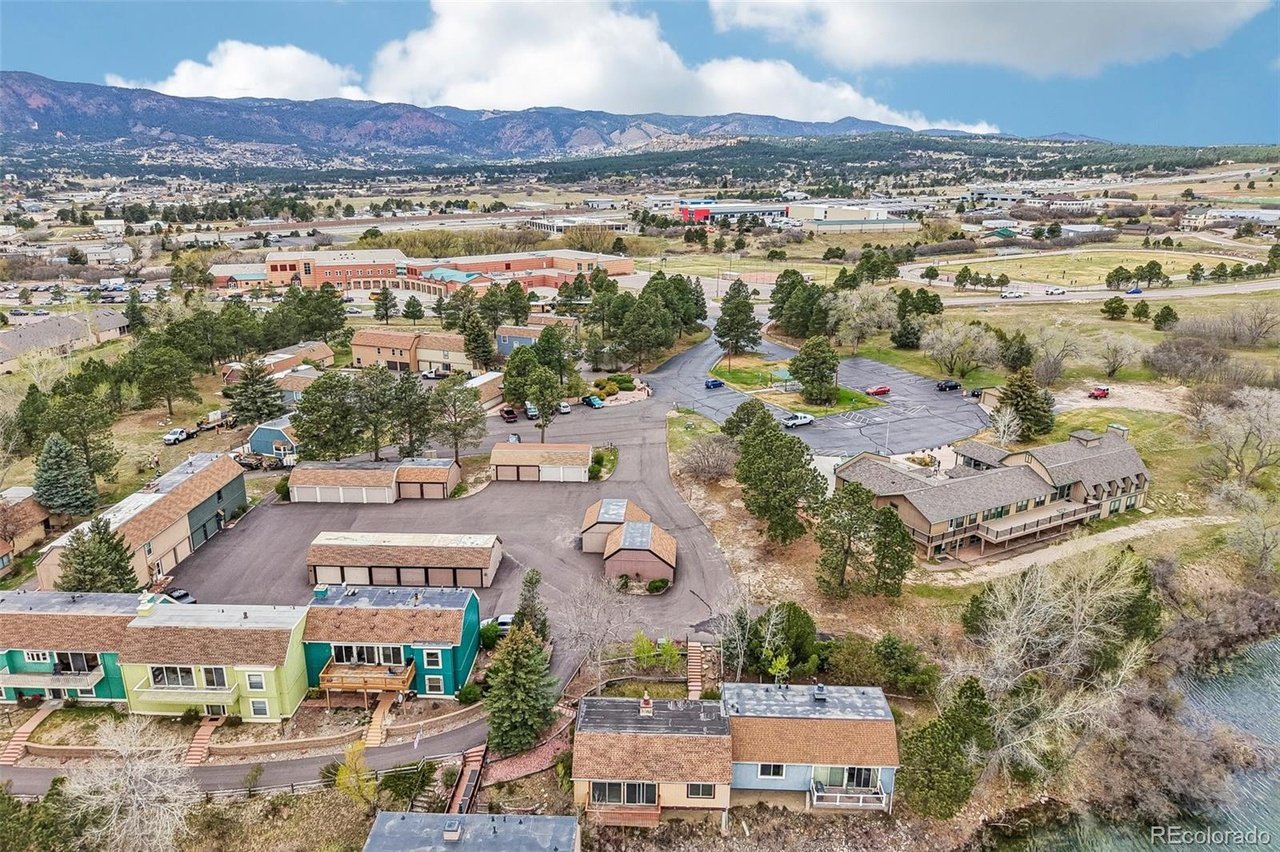 Lake Woodmoor Investor Special – Rare 1-Bed Lakeside Townhome with Huge Upside