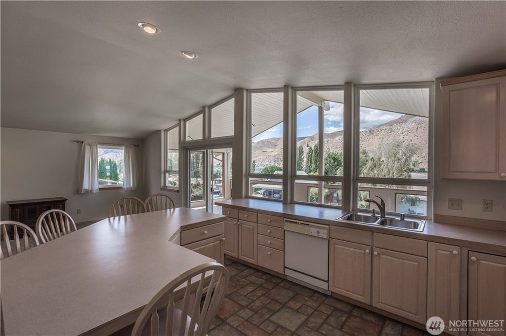 260 Lakefront Dr