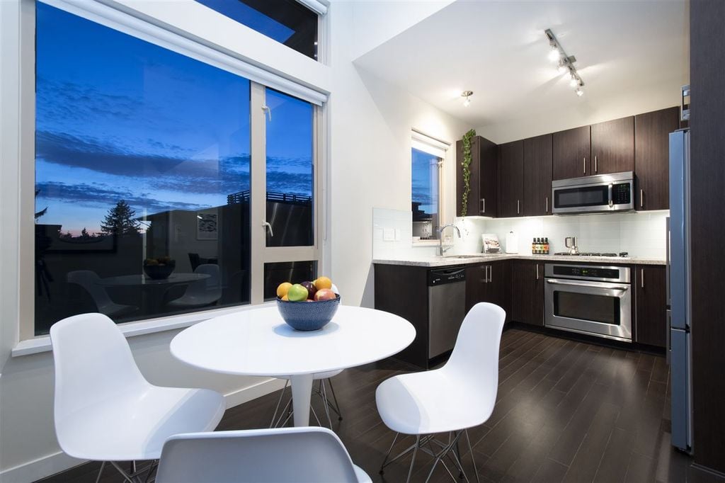 119 W 22nd St, #406