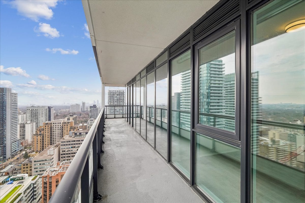 2-bedroom, 2-bathroom CORNER suite