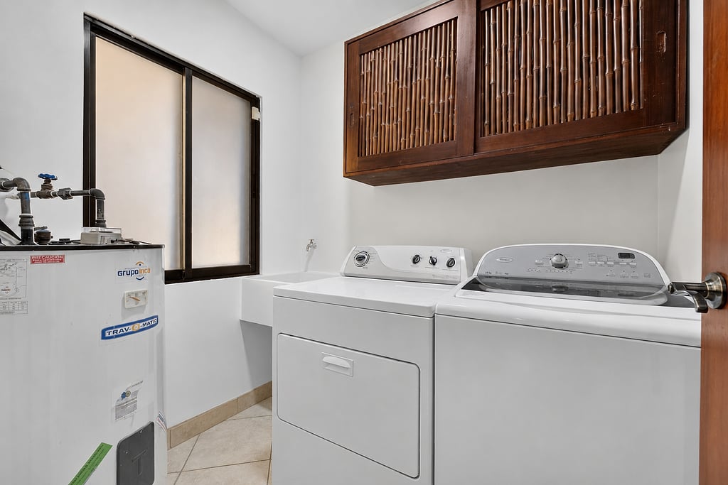 The Oaks #21 | Top-Floor, Turnkey Condo Minutes from Tamarindo