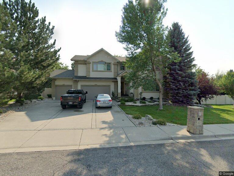 2623 Huckleberry Ln N