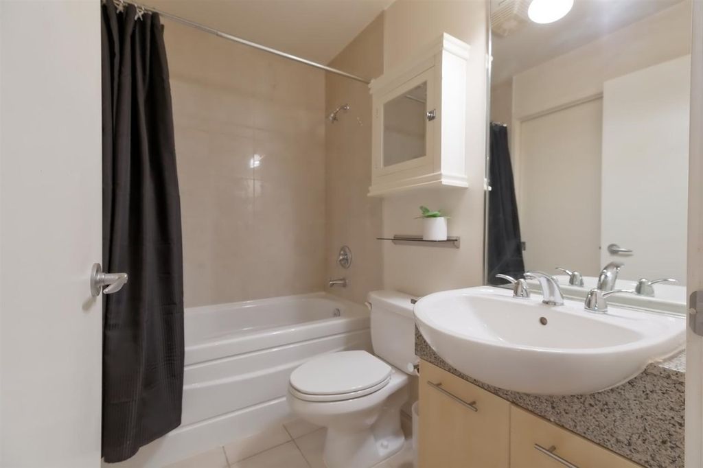 560 Raven Woods Dr, #404