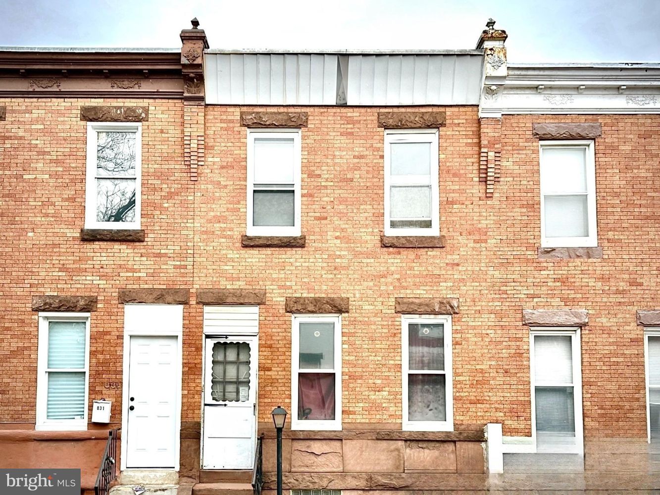 833 E Thayer St