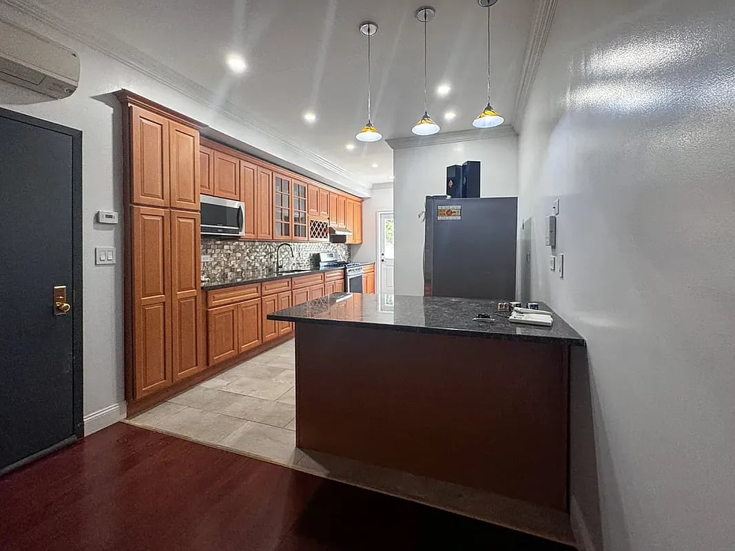 1867 Bleecker St 1L