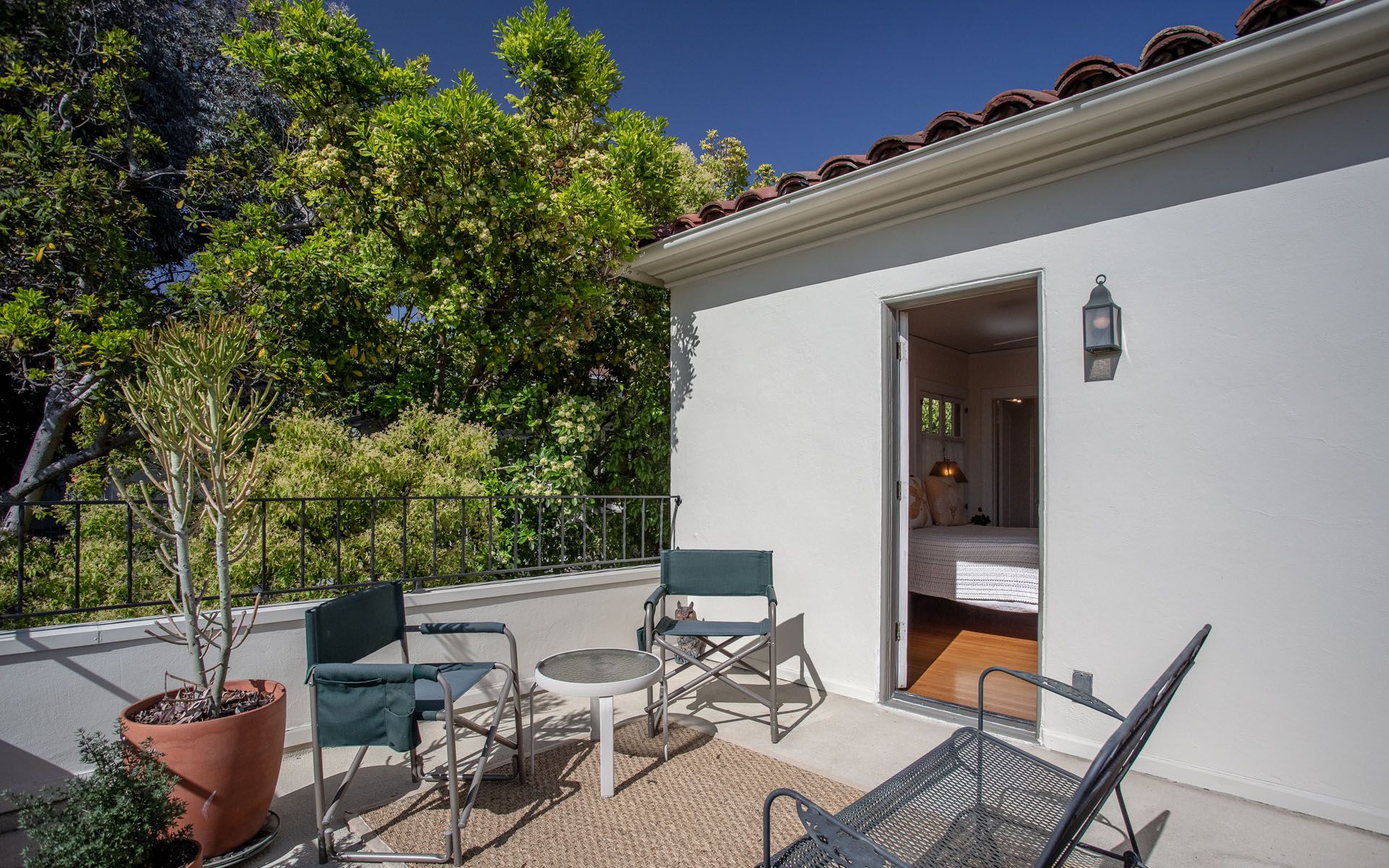 329 N Van Ness Ave, Larchmont