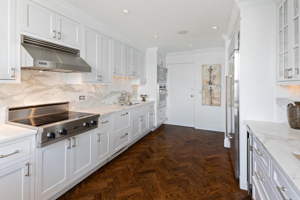 Premiere Gold Coast Condo: 1040 N. Lake Shore #18B