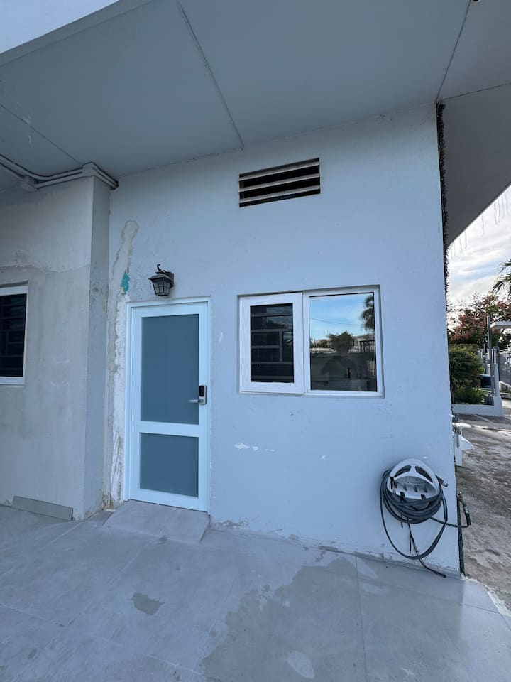 Beach House Apt 4 • 1BR + Sofa Bed • Sleeps 4 - Airbnb