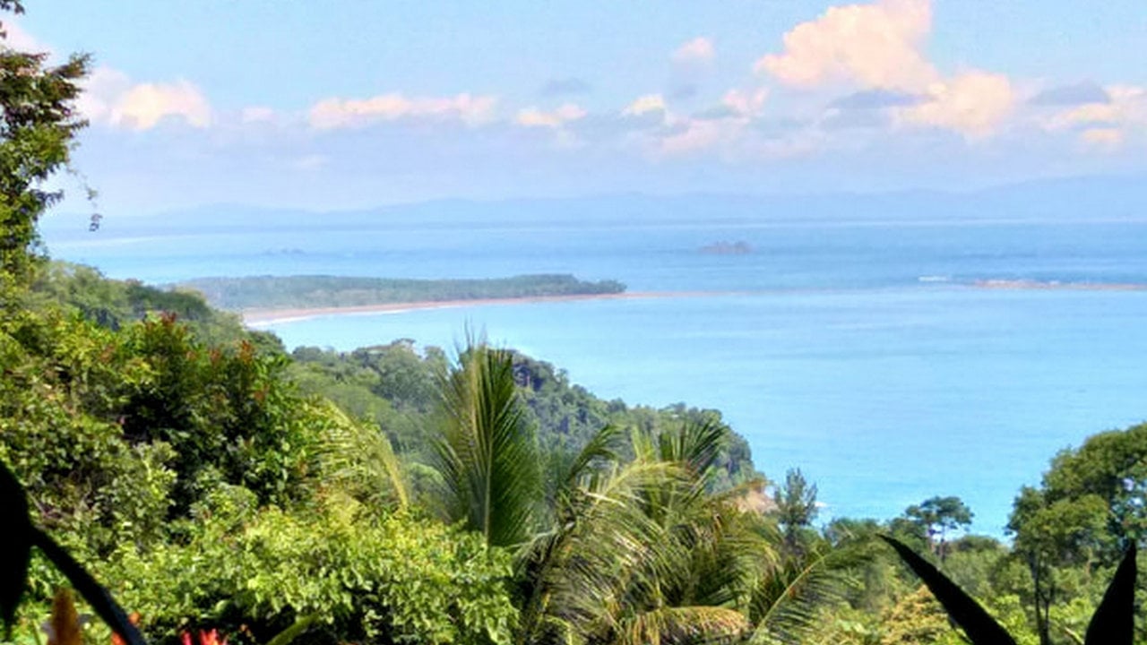 WHALE’S TAIL OCEAN VIEW ESTATE WITH EXTRA LOT 