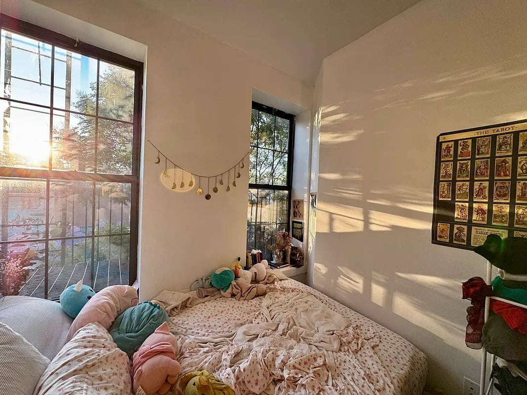 418 Melrose St 2F