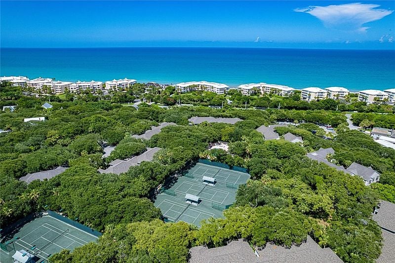 8814 Lakeside Cir