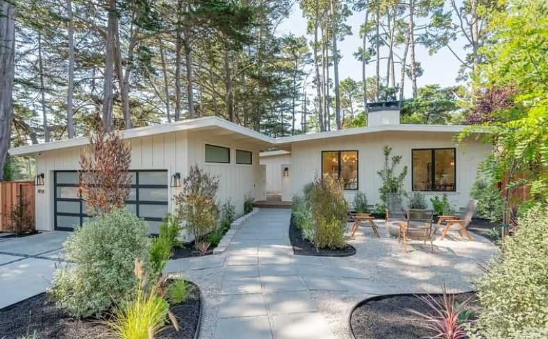 Modern Retreat in Pebble