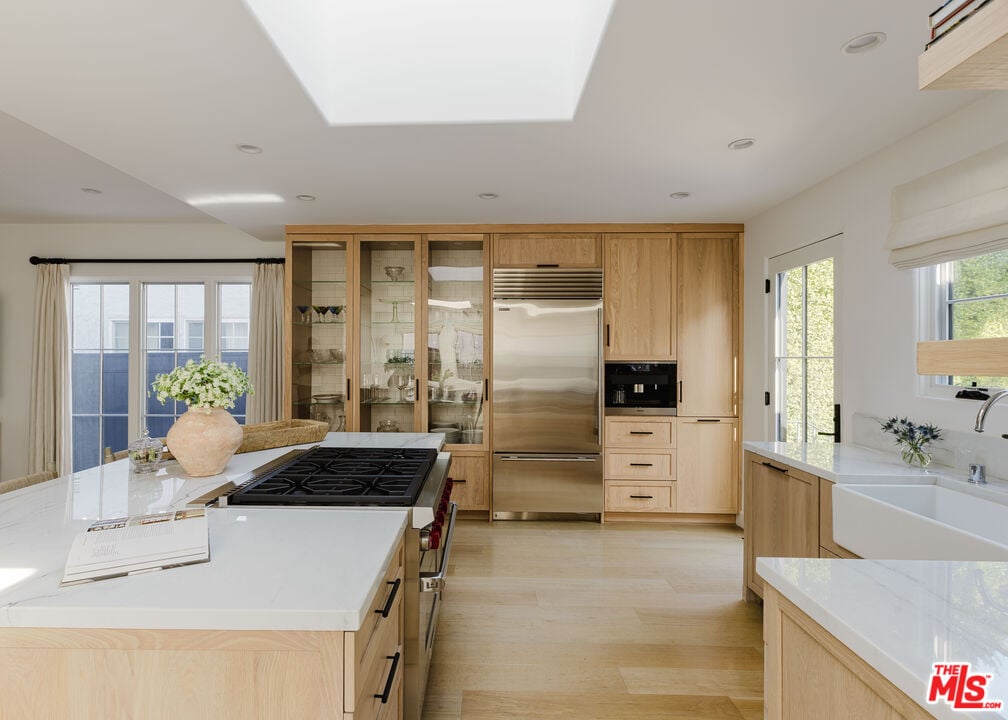 Solaris Pavilion, Westbourne Dr, 90048