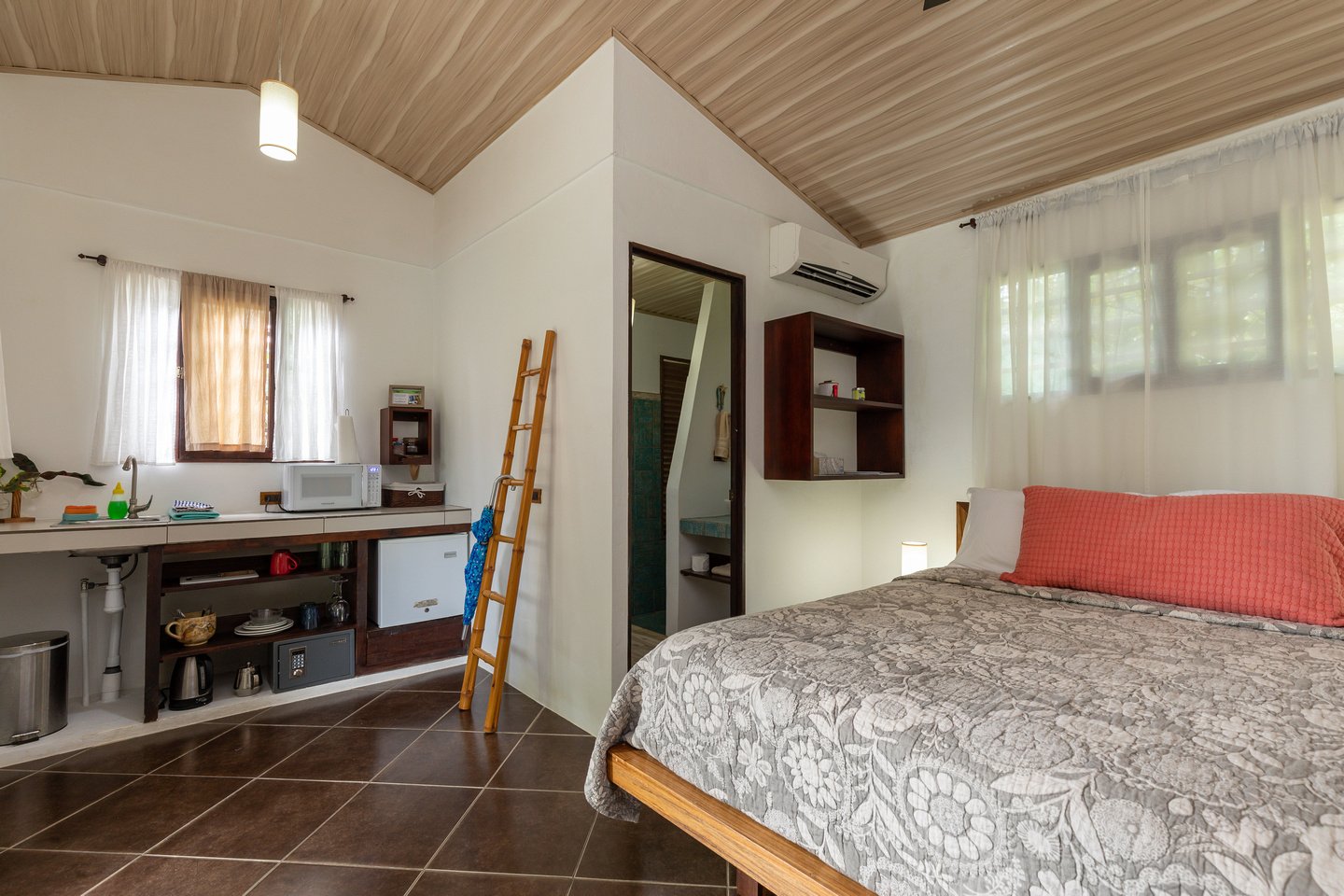 SUCCESSFUL BOUTIQUE HOTEL WITH OWNER’S HOME BY THE BEACH IN UVITA