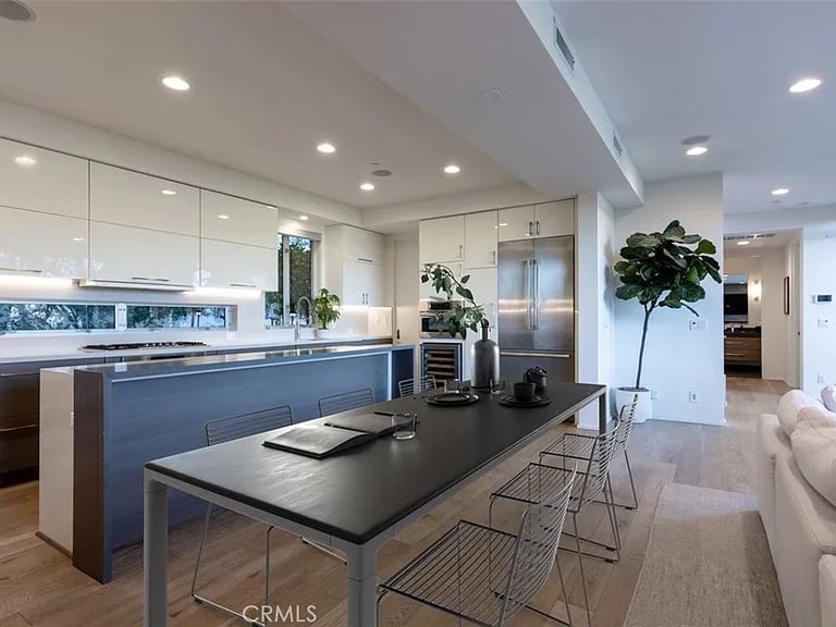 7350 Pacific View Dr
