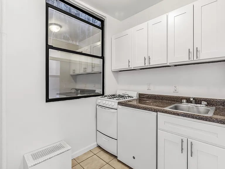 18 Cornelia St Ste 2L