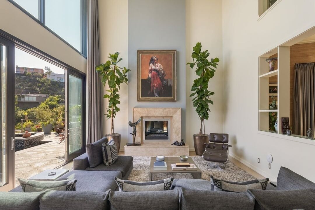 Aria Manor, Sunset Plaza Dr, 90069