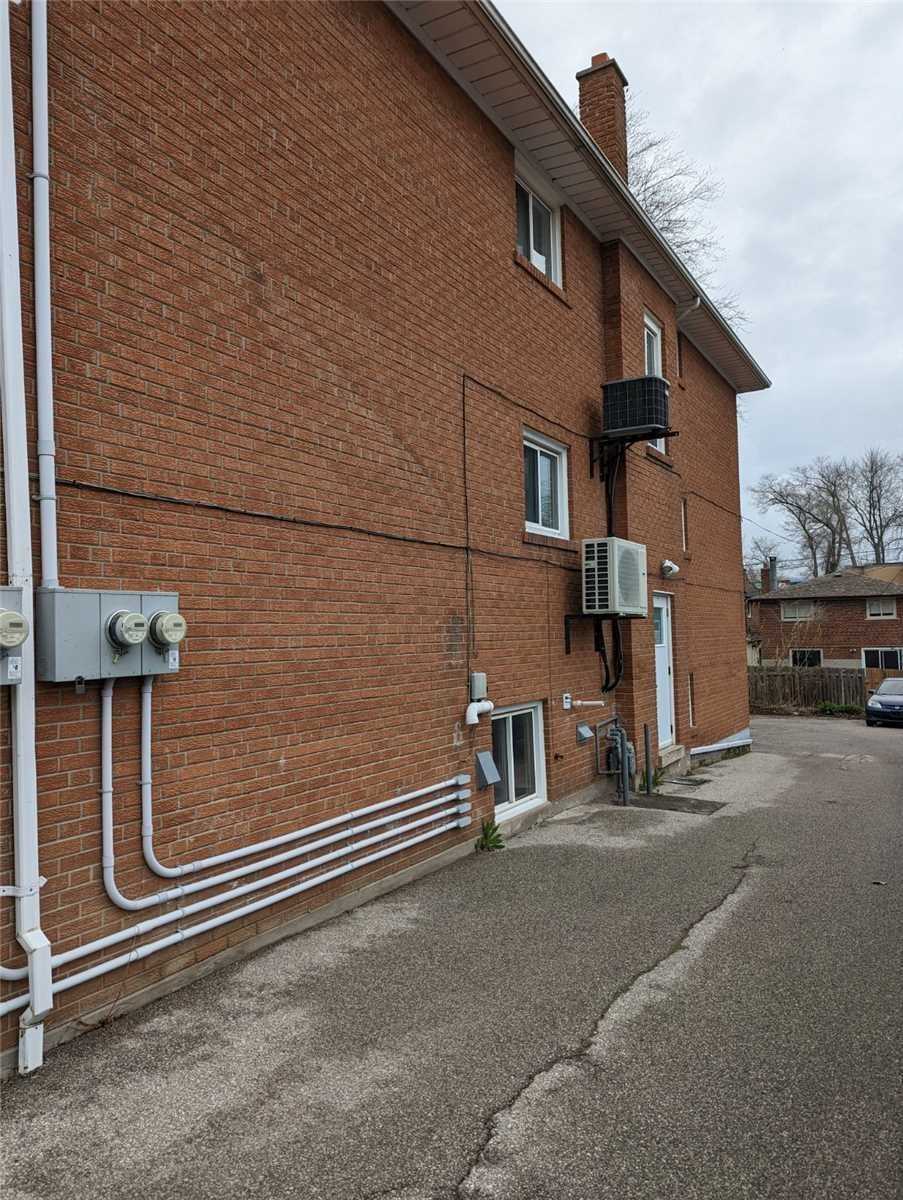 61 Mississauga Rd N 1